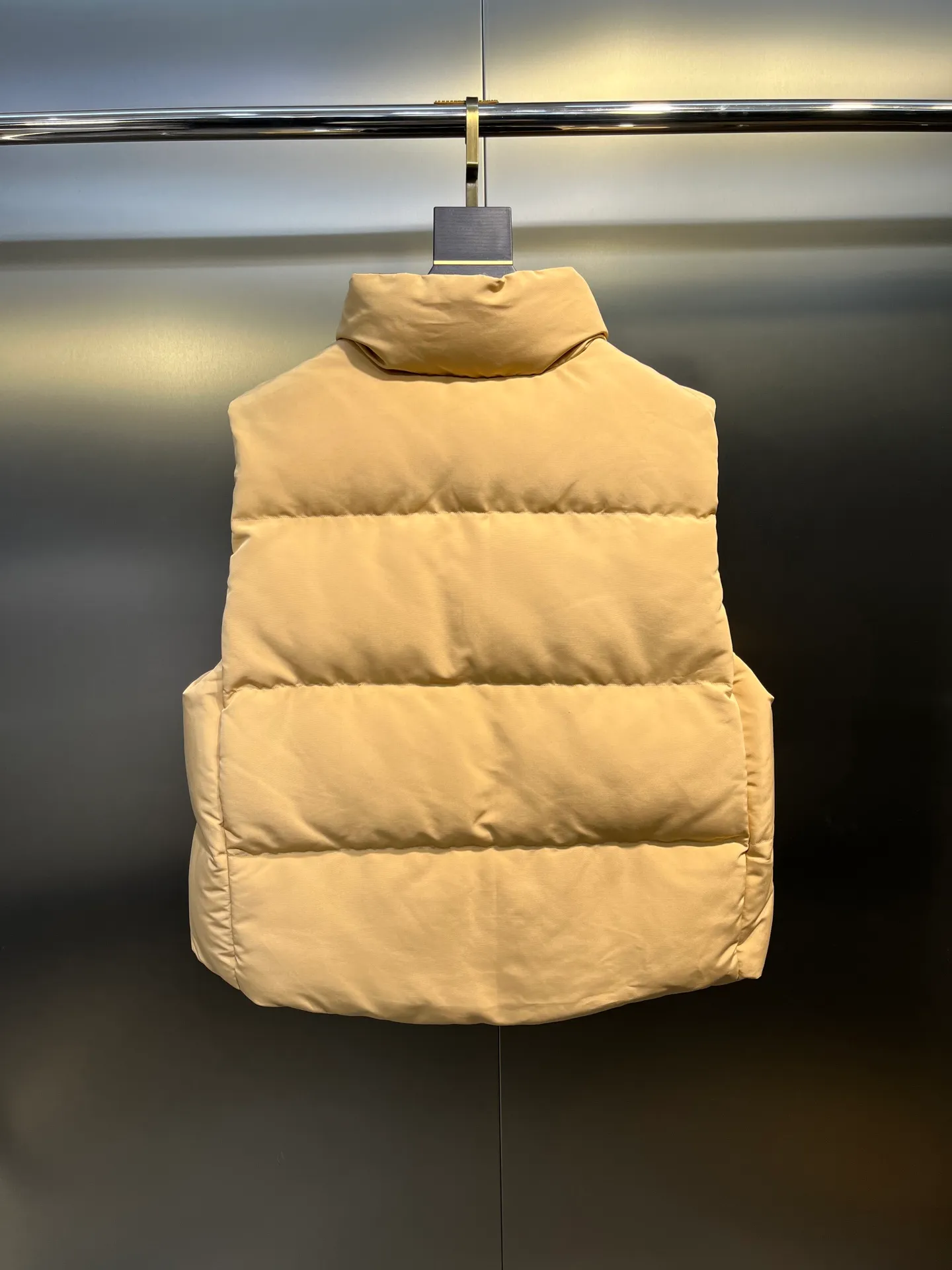 P660 Canadian Grandview black label women's short vest.  Constructed from Arctic Tech recycled fabric®, it features a cinchable hem for sleek styling and storage. Color: Polaris white, black, beige, soft light pink.  Size: s-xl
